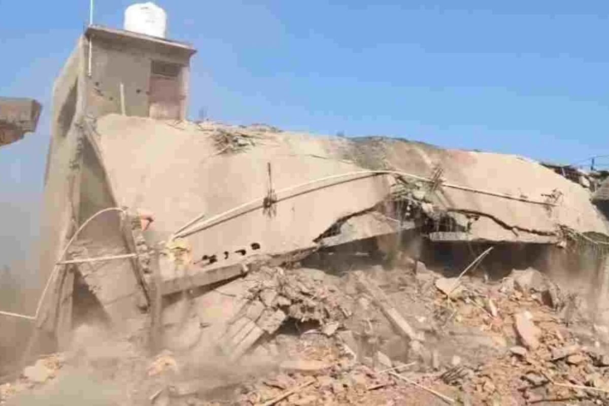 Ujjain Bulldozer Action: उज्जैन में अवैध अतिक्रमण पर चला बुलडोजर, बिना अनुमति बन रहा होटल किया गया ध्वस्त