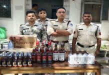 Datia Crime News: वार्ड 31 की भाजपा पार्षद के घर पुलिस की अचानक दबिश, बाथरूम में छिपा 50 हजार की शराब का जखीरा
