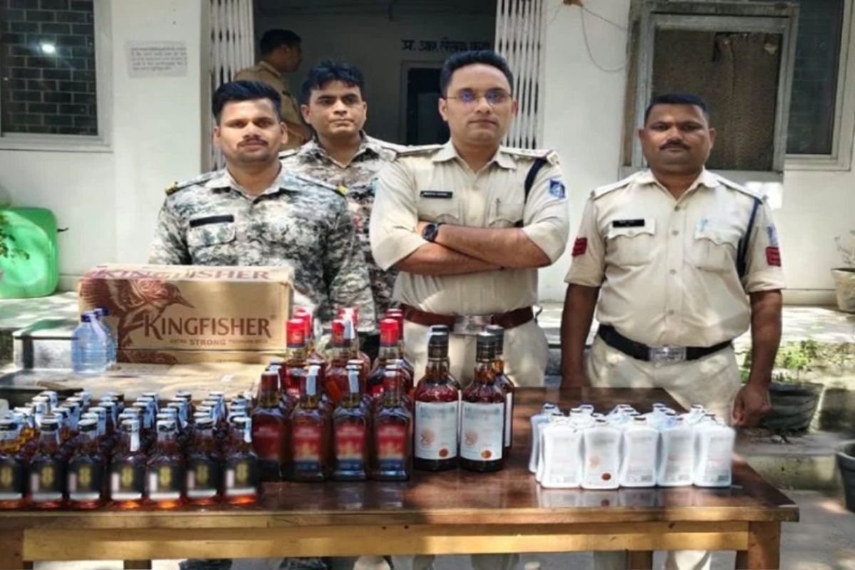 Datia Crime News: वार्ड 31 की भाजपा पार्षद के घर पुलिस की अचानक दबिश, बाथरूम में छिपा 50 हजार की शराब का जखीरा