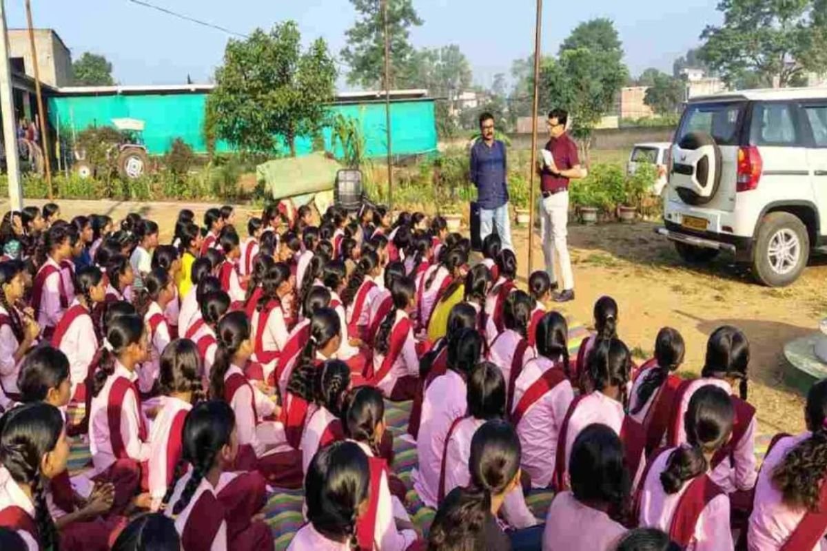 Shahdol Girls Walk 16 KM To Collector: शहडोल में Gen Alpha का हल्लाबोल, सुबह 4 बजे हॉस्टल से 16 किमी पैदल चलकर कलेक्टर के पास पहुंचीं 32 छात्राएं