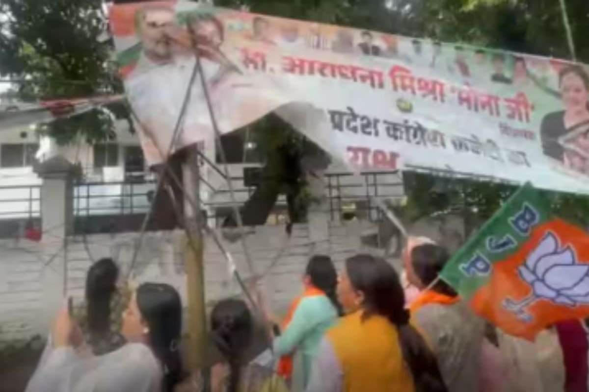BJP Mahila Morcha Protest In Lucknow: राहुल गांधी के खिलाफ बीजेपी महिला मोर्चा का हल्ला बोल, कांग्रेस दफ्तर का घेराव कर फूंके पुतले/फाड़े पोस्टर