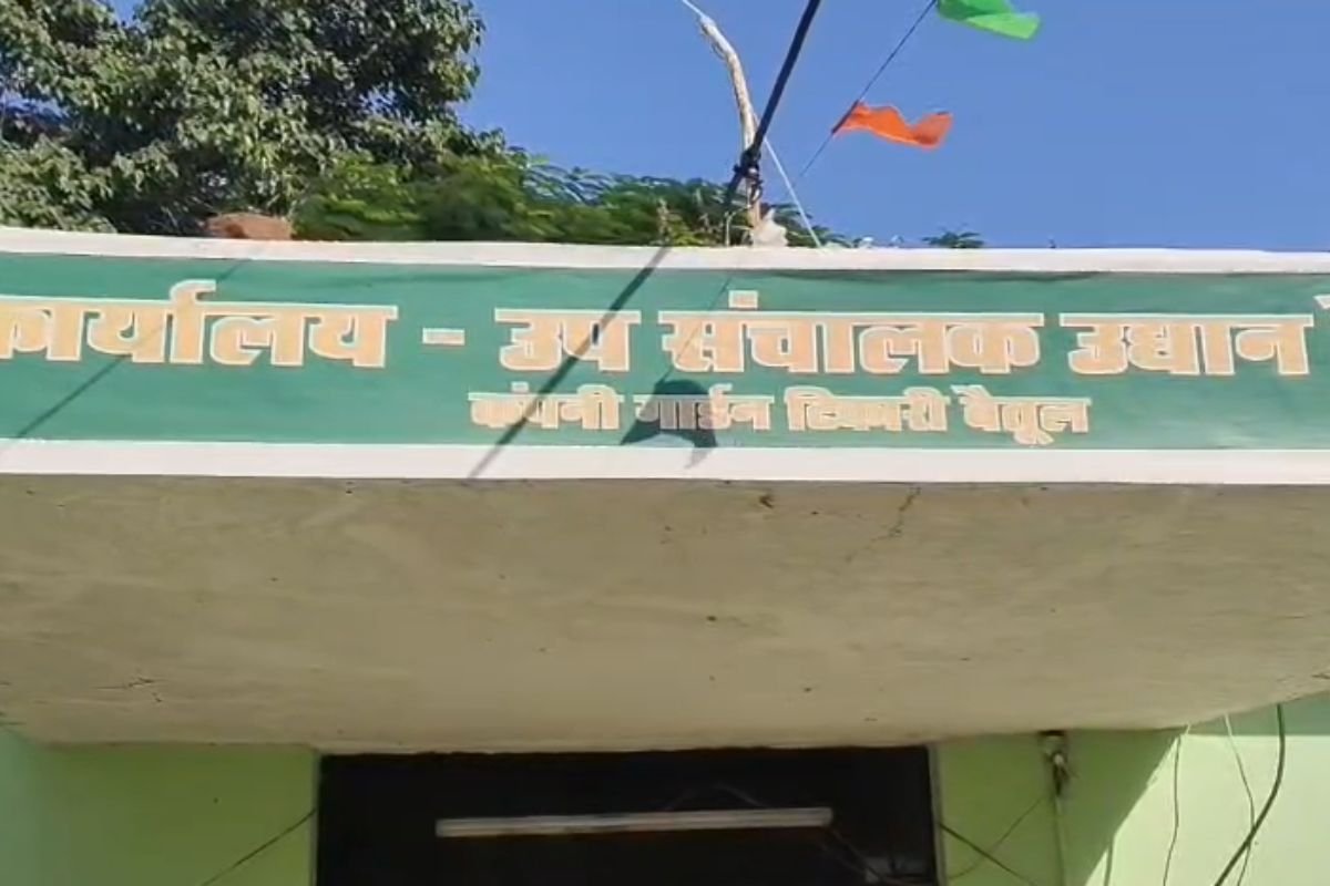 Quality Negligence In MP Construction: न इंजीनियर, न एसडीओ… बैतूल में सरकारी बोरवेल का पानी और मिट्टी वाली रेत से रच दिया गया बड़ा खेल!
