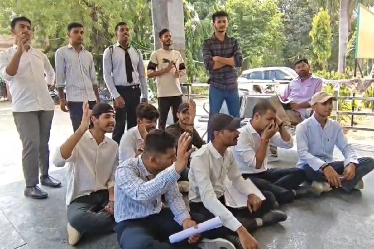 Education Department Corruption Scandal: डीईओ ऑफिस पहुंचे छात्र, बोले—’या तो न्याय दो या उग्र आंदोलन के लिए हो जाओ तैयार’