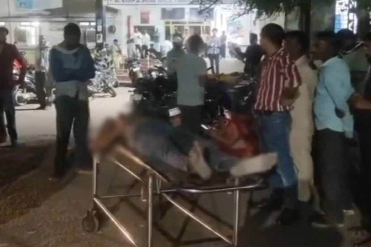 Tikamgarh Crime News: देवी पंडाल में मामूली कहासुनी पर खूनी संघर्ष, पड़ोसी ने तलवार से काटकर की हत्या