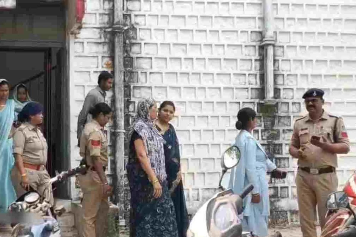Sidhi Conversion Action: नौकरी, पैसे और इलाज का लालच देकर धर्म परिवर्तन का खेल! सीधी में पुलिस ने मां-बेटी को दबोचा