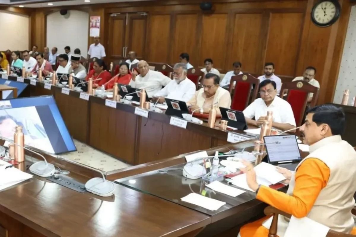 MP Power Cut Controversy: “शहरी क्षेत्रों में नहीं, तो गांवों में ही बिजली कटौती क्यों?” कैबिनेट बैठक में मंत्रियों के तीखे सवालों से गरमाई सियासत