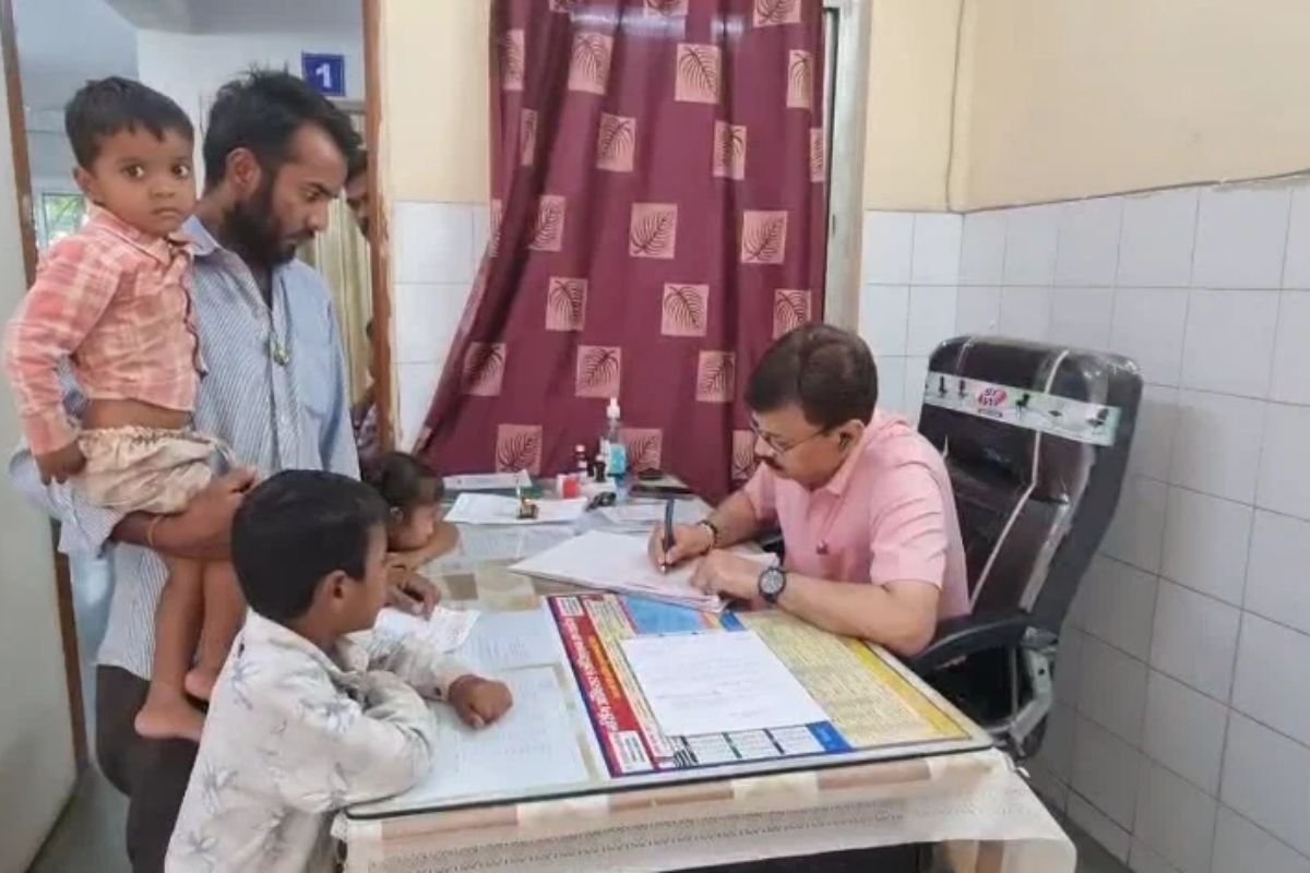 CMHO Dr. Madhav Prasad Hasani Strict Directives: मूल पदस्थापना पर हाजिरी के बिना नहीं मिलेगा अक्टूबर का वेतन, सीएमएचओ इंदौर का कड़ा रुख