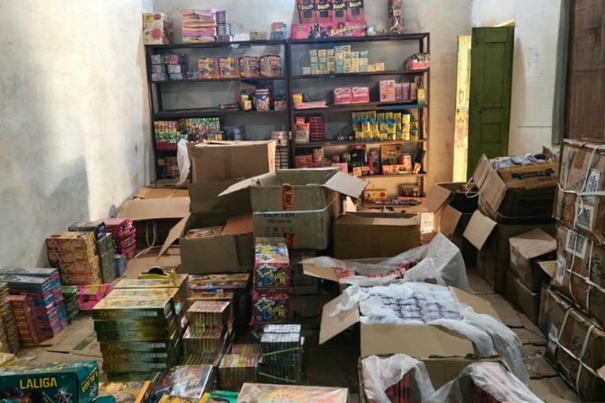 Illegal Firecracker Seizure In Janjgir Champa: दिवाली से पहले पुलिस की बड़ी कार्रवाई, मकान में छिपाकर रखे गए 75 हजार के अवैध पटाखे बरामद