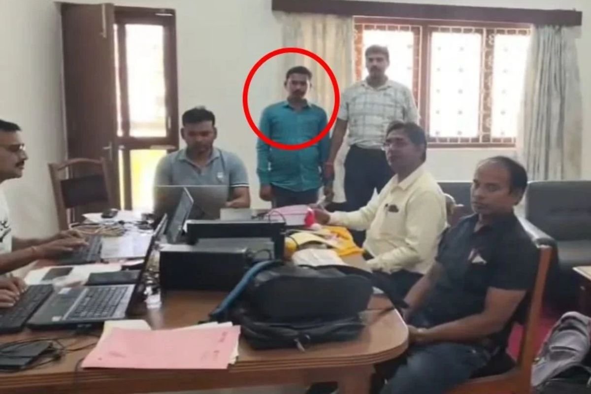 Satna Lokayukta Trap: 2 हजार की रिश्वत लेते निगम का सुपरवाइजर गिरफ्तार, सफाईकर्मी की हाजिरी लगाने के एवज में मांग रहा था घूस