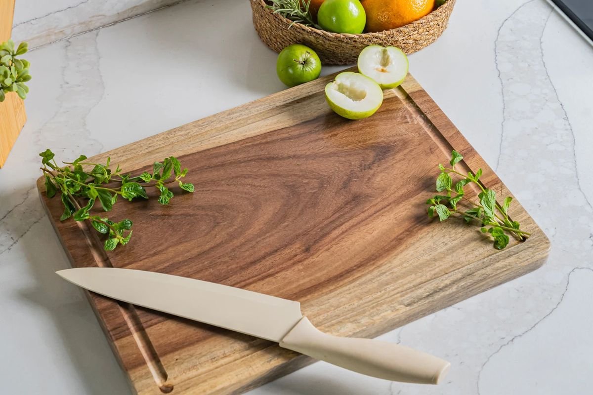 Kitchen Chopping Board Hygiene: रसोई में रखे चॉपिंग बोर्ड को कब बदलना चाहिए, क्या आप जानते हैं इसका सही समय?