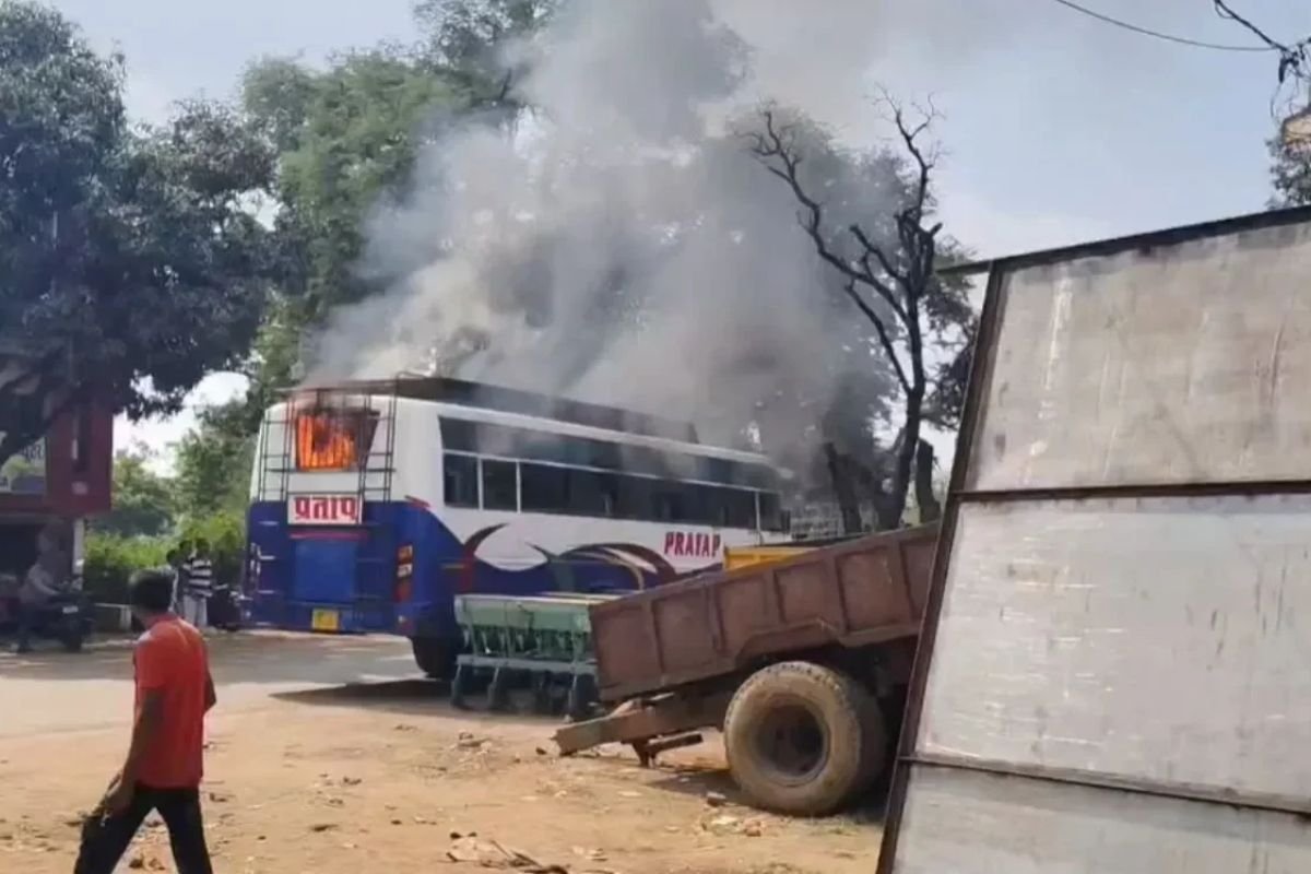 Mauganj Bus Fire: मऊगंज में चलती बस बनी आग का गोला, अचानक उठते धुएं और लपटों से सहमे लोग