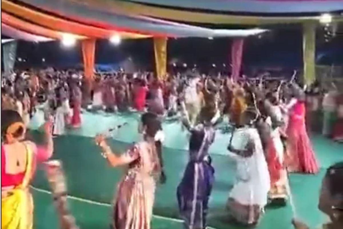 Sukma Women Commandos Garba: शहीद परिवारों संग थिरकीं दुर्दांत जंगलों की महिला फाइटर्स, पहली बार दिखा ऐसा नजारा!