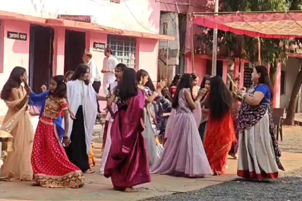 Betul Government School Controversy: स्कूल टाइम में बच्चों के साथ गरबा खेलते नजर आए शिक्षक, पढ़ाई छोड़कर ठुमके लगाने पर गरमाई सियासत