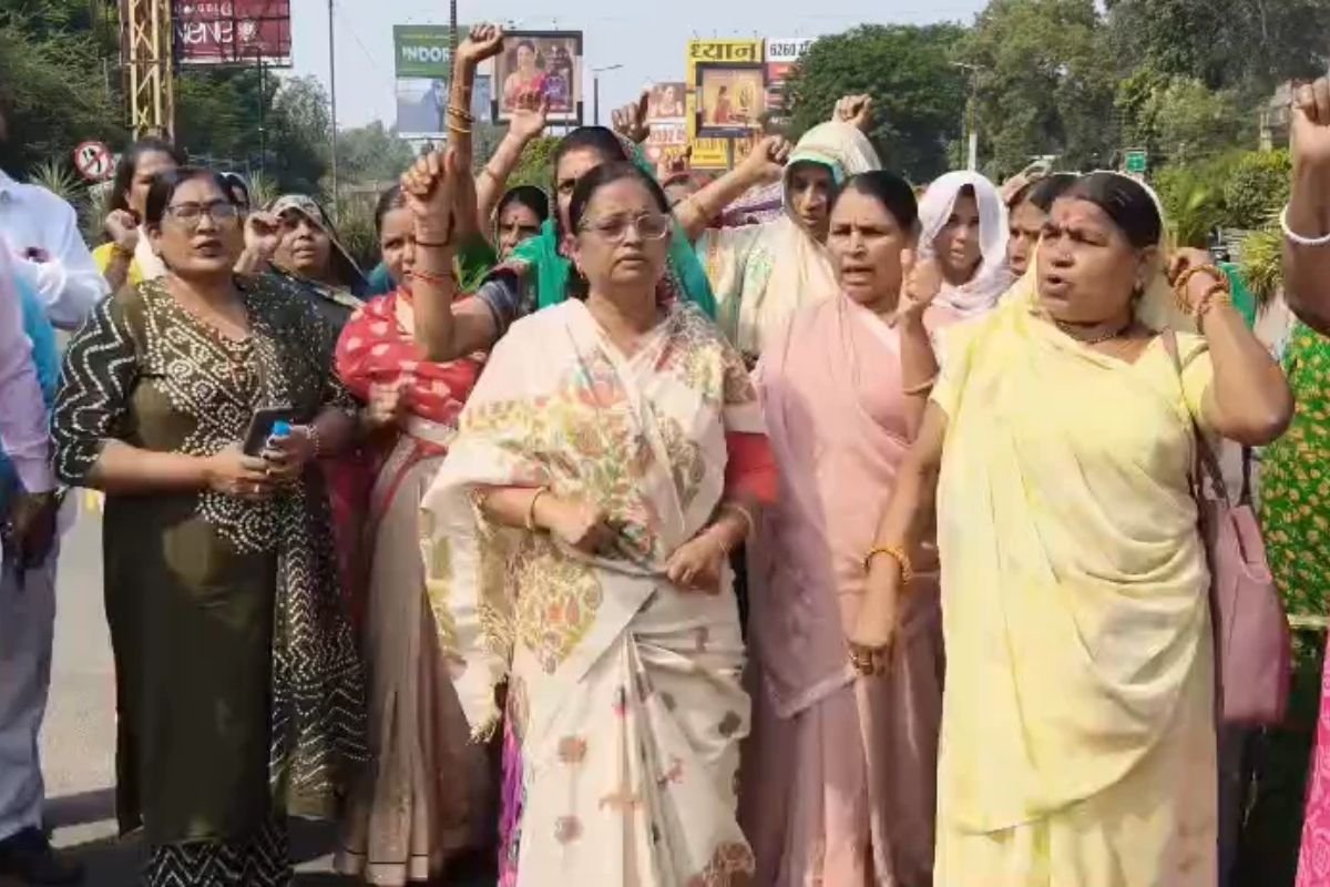 Indore Municipal Corporation Protest: ‘मित्रासुर’ का पुतला दहन कर कांग्रेस ने खोला मोर्चा, रीगल चौराहे पर गरमाई इंदौर की सियासत