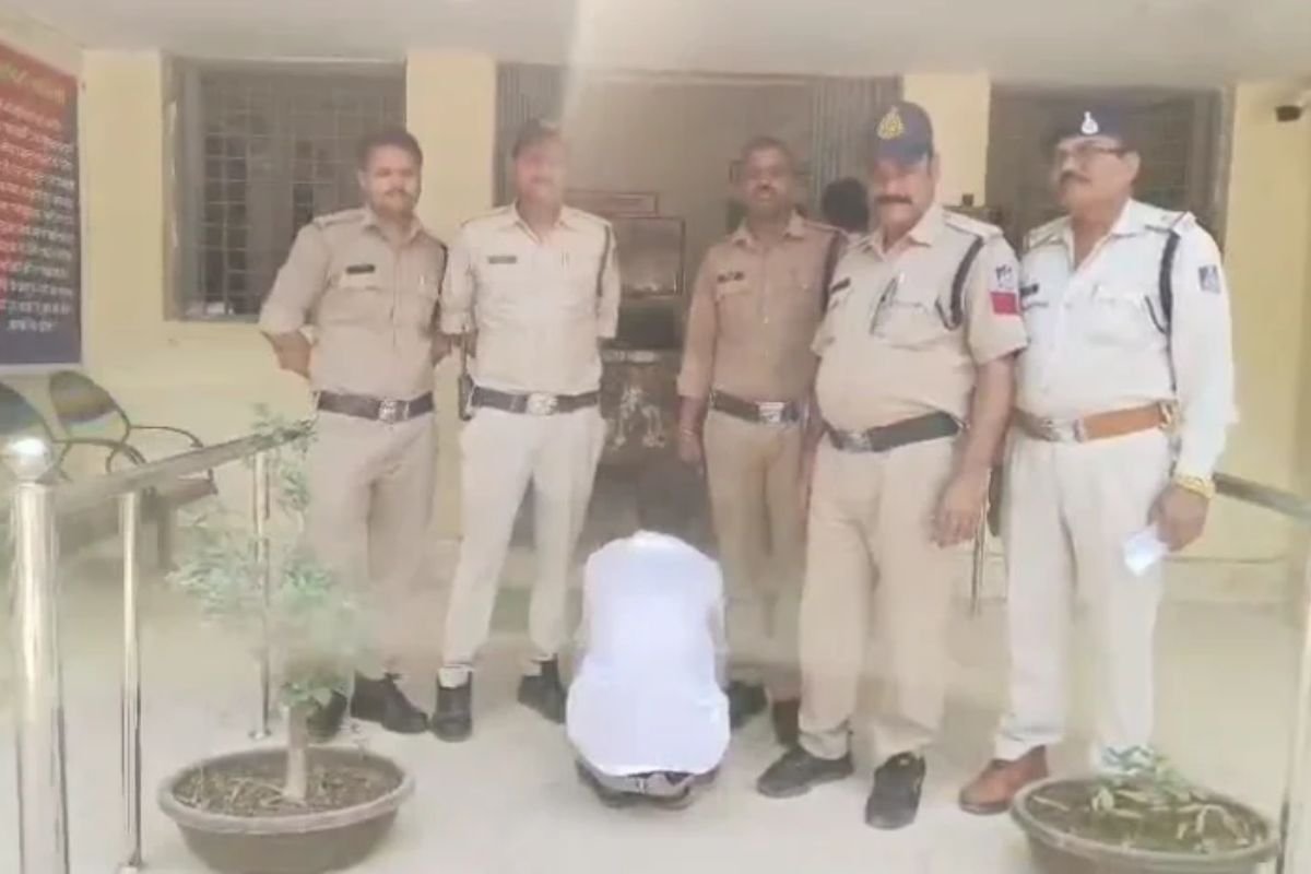 Chhatarpur Chain Snatching Arrest: महिला आरक्षक की चेन लूटने वाला शातिर आरोपी गिरफ्तार, सटई रोड पर सनसनीखेज वारदात का खुलासा
