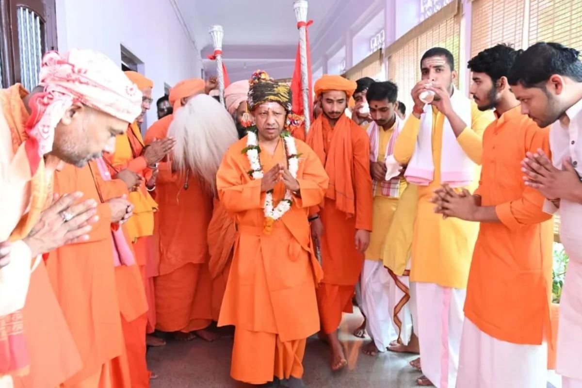 Gorakhnath Temple Vijayadashami: गोरखनाथ मंदिर में सीएम योगी ने की विशेष पूजा, प्रदेशवासियों को दी विजयादशमी की शुभकामनाएं
