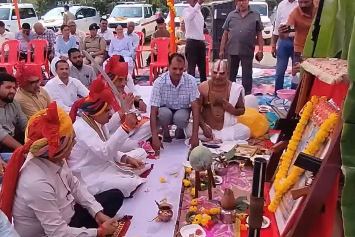 Rewa Police Line Shastra Puja: रीवा पुलिस लाइन में उप मुख्यमंत्री राजेंद्र शुक्ल ने किया शस्त्र पूजन, दिया धर्म रक्षा का संदेश