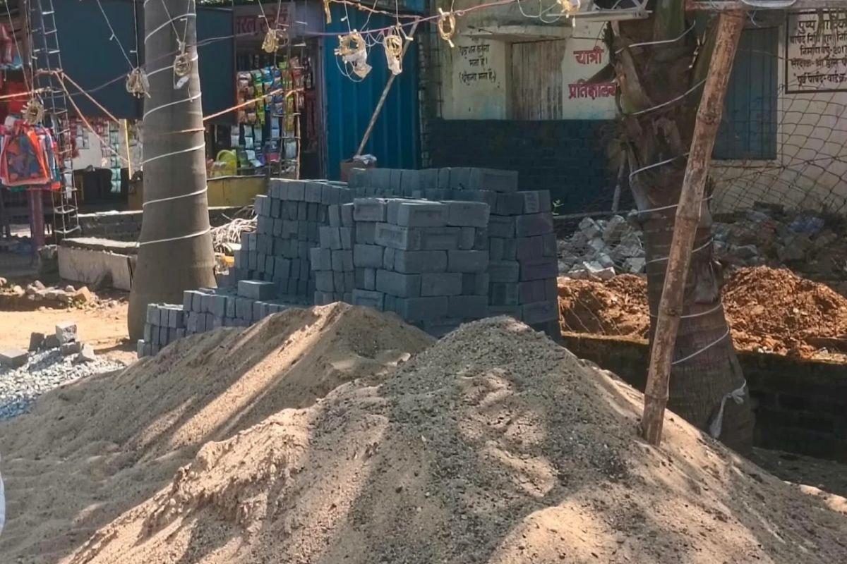 Public Property Damage In Gharghoda: कृषि कार्यालय की खिड़कियां ढकीं और तोड़ी गई जनसुविधा, निजी कब्जा या सरकारी निर्माण? उठे गंभीर सवाल