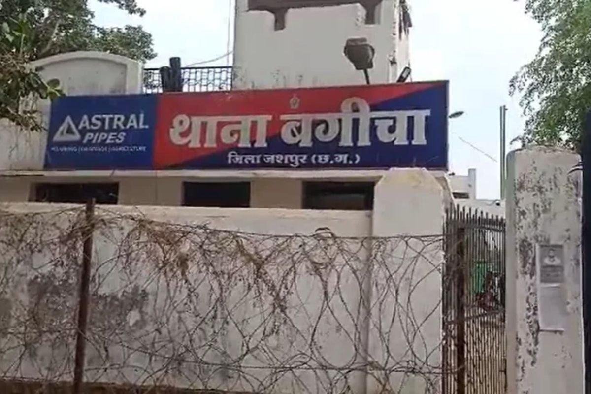 Jashpur Thana Suicide Attempt: छत्तीसगढ़ के जशपुर में थाने के भीतर युवक ने खाया जहर, पुलिसकर्मियों के सामने अचानक हुई इस घटना से मचा हड़कंप