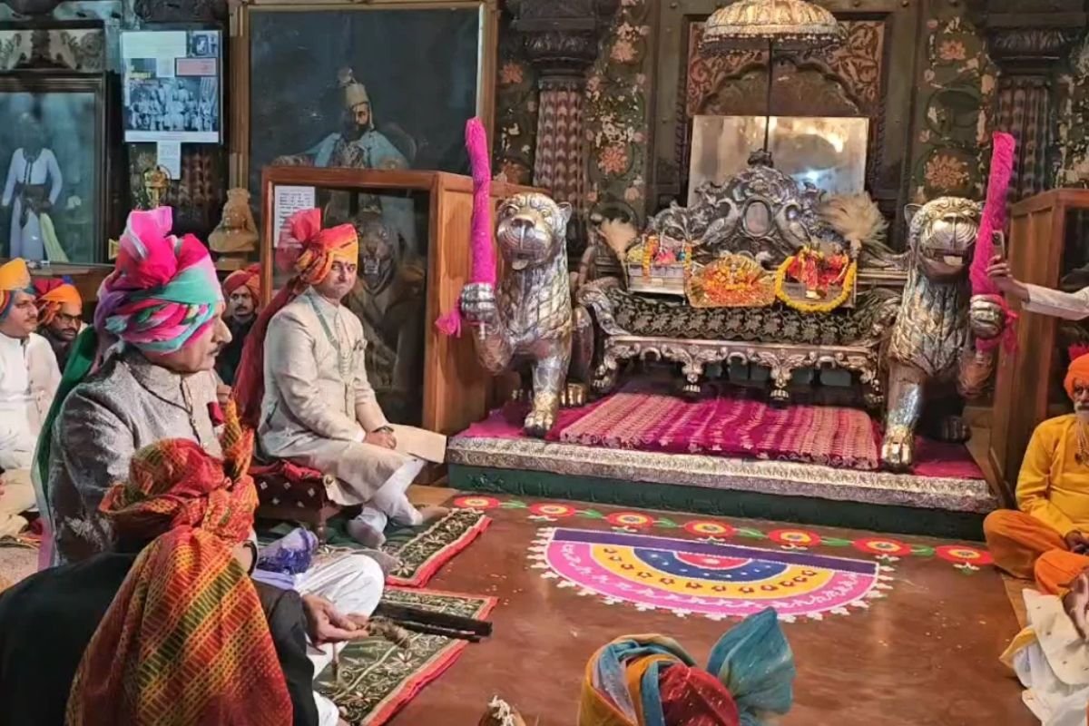 Rewa Royal Family Tradition: देश की इकलौता रियासत जहां राजा गद्दी पर नहीं बैठते! भगवान विष्णु को समर्पित है रीवा राजघराने की राजगद्दी