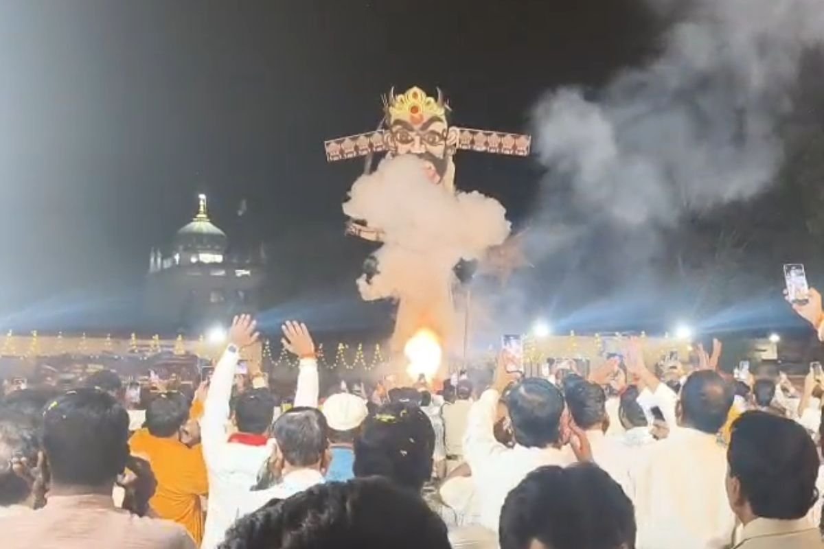 Tikamgarh Ravan Dahan 2026: नजरबाग मैदान में धूमधाम से हुआ रावण दहन, 40 फीट ऊंचे पुतले को श्रीराम के बाण ने किया खाक
