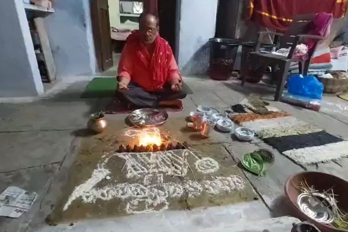 Tikamgarh Marwadi Family Tradition: जहां दुनिया जलाती है पुतले, वहीं इस अनोखे परिवार में दशहरे के दिन होती है रावण की पूजा