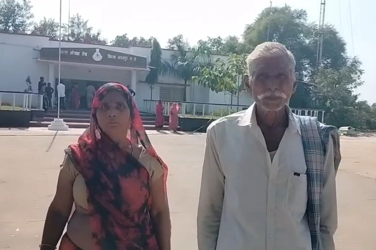 Chhatarpur News: बनपुरा गांव में विवाद के बाद थाने पहुंचे बुजुर्ग दंपती, सरपंच राजू राजा पर घर में घुसकर धमकी का आरोप
