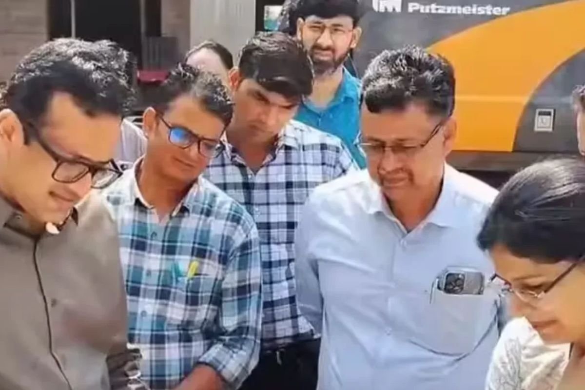 Ratlam Collector Inspection: अस्पताल निर्माण में लापरवाही देख भड़के प्रशासनिक अधिकारी, खामियां मिलने पर अफसरों की लगी जमकर क्लास