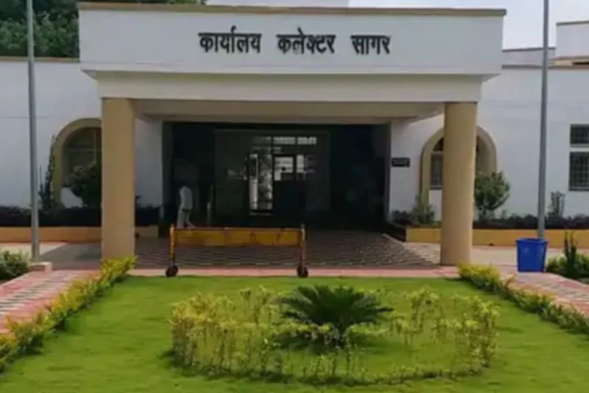 Sagar Liquor Scandal Impact: भगवानगंज के दो रेस्तरां बार पर आबकारी विभाग की गाज, 148 लीटर अवैध शराब जब्त