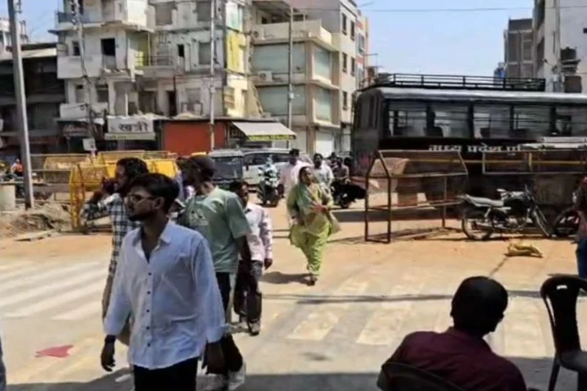 Ujjain Shahi Masjid Dispute: एक हफ्ते की बंदी के बाद उज्जैन के प्रमुख बाजारों में चहल-पहल शुरू, ग्राहकों के न पहुंचने से सन्नाटा बरकरार