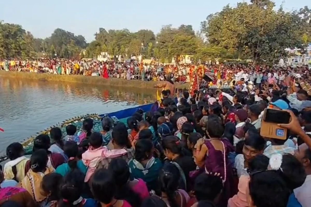 Kondagaon Targaon Dussehra: तारगांव के अनूठे दशहरे में उमड़ा जनसैलाब, कुंभकर्ण का ‘नौका विहार’ बना मुख्य आकर्षण