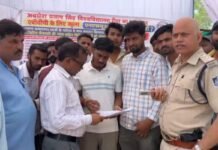 Rewa University Protest: अवधेश प्रताप सिंह विश्वविद्यालय में NSUI का हंगामा, भूख हड़ताल शुरू होते ही पुलिस ने उखाड़ा टेंट