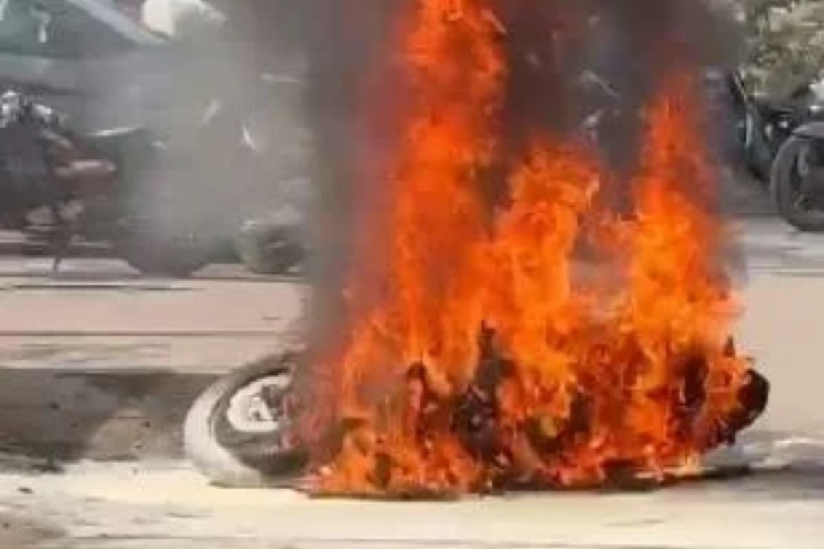 Korba Garage Fire Accident: कोरबा के मुड़ापार में रिपेयरिंग के दौरान बाइक में लगी भीषण आग, किक मारते ही उठा चिंगारी का शोला