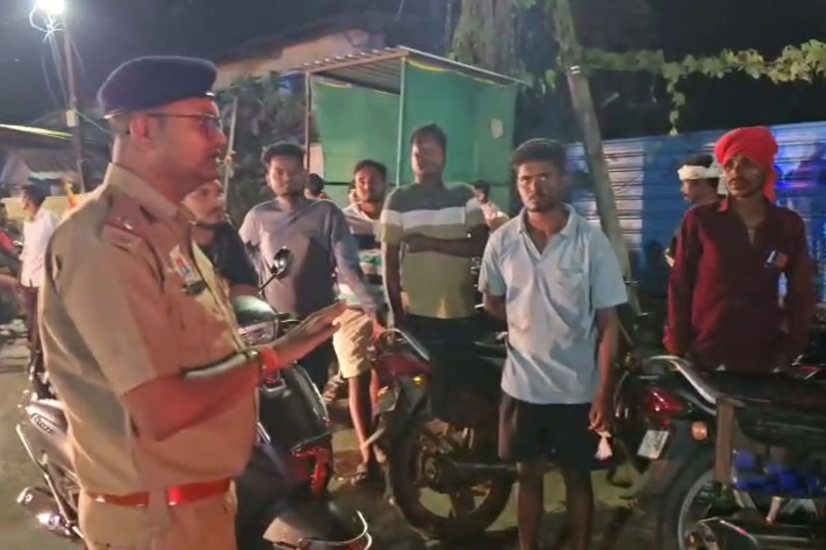 Dantewada Traffic Drive: दंतेवाड़ा पुलिस का कड़ा अभियान, यातायात नियमों का उल्लंघन करने वाले 72 वाहन चालकों पर कार्रवाई
