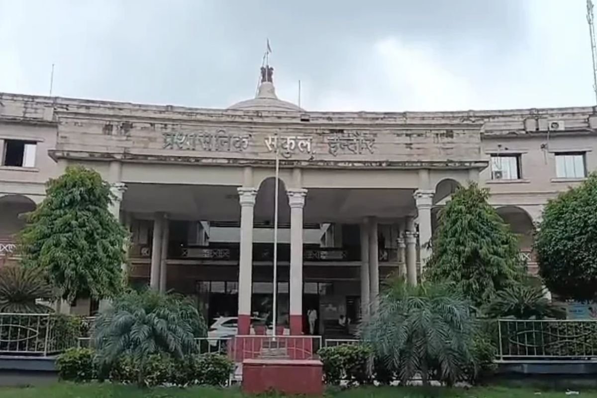 Indore Food Safety Campaign Diwali: दिवाली पर मिठाइयों में मिलावट पर इंदौर कलेक्टर सख्त, खाद्य विभाग को दिए कड़ी कार्रवाई के निर्देश