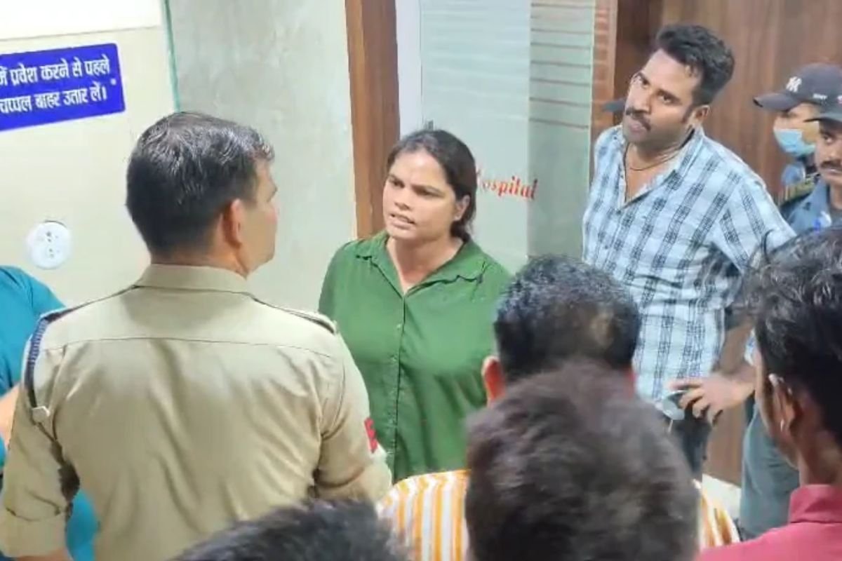 Rewa Prarthana Hospital Medical Negligence: रीवा के प्रार्थना हॉस्पिटल में 21 साल के युवक की मौत पर भारी हंगामा, परिजनों ने लगाया ओवरडोज का आरोप