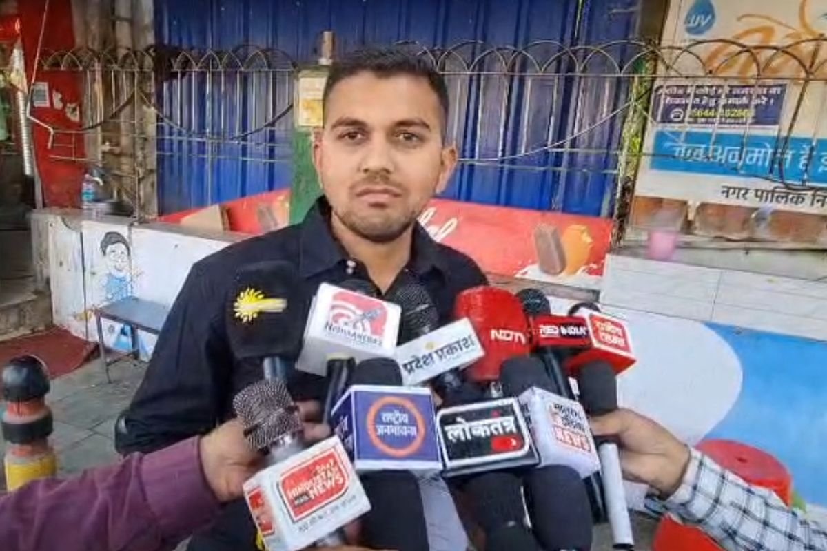 Indore Handcart Removal Controversy: ठेला संचालकों के समर्थन में उतरे पार्षद कुणाल सोलंकी, निगम के खिलाफ दिया धरना