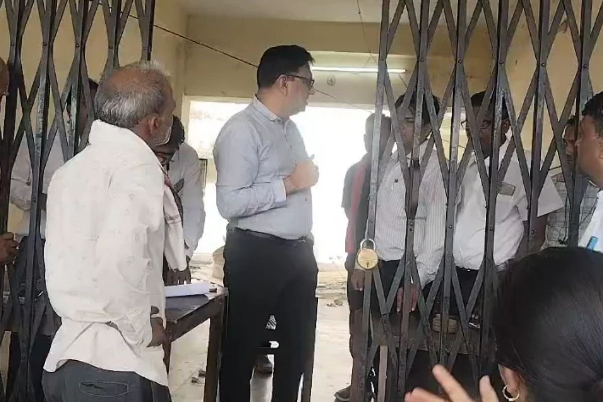 Tikamgarh Fertilizer Crisis: टीकमगढ़ में कलेक्टर के निरीक्षण के बाद भी जतारा मंडी में खाद के लिए उमड़ी किसानों की भीड़