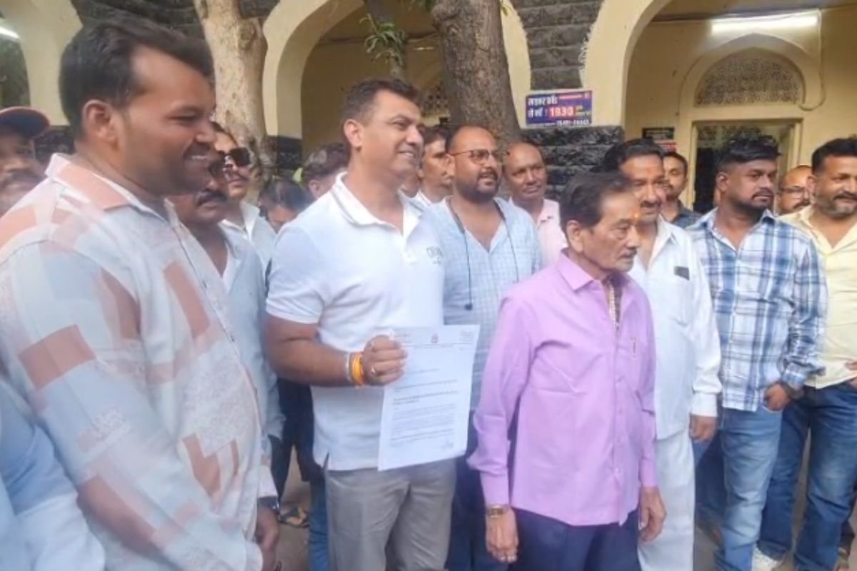 MP Indore Illegal Drug Trade: इंदौर विधानसभा क्षेत्र-1 में नशे के कारोबार पर भड़के सत्यनारायण सत्तन, डीसीपी को सौंपा ज्ञापन