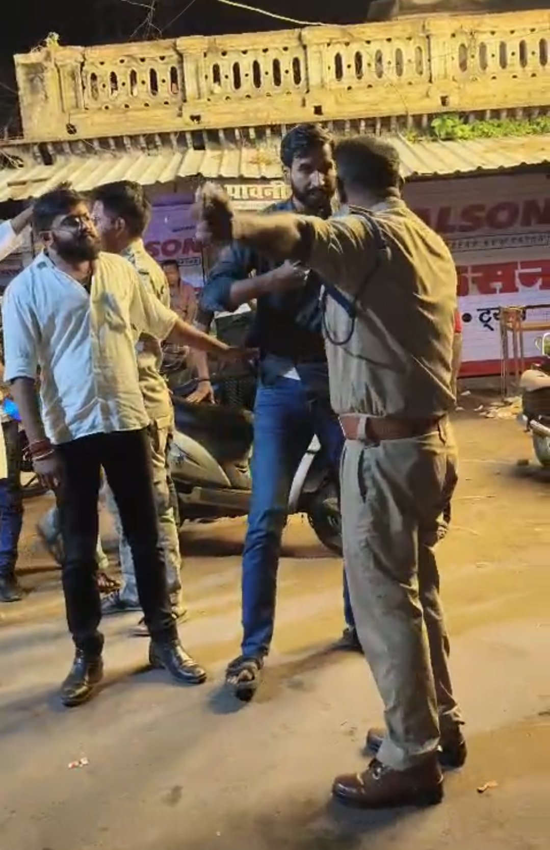 Tikamgarh Pandal Controversy Action: टीकमगढ़ में नवदुर्गा समिति से अभद्रता मामले पर बड़ी कार्रवाई, एसपी ने एसआई राजवीर यादव को कोतवाली से हटाया