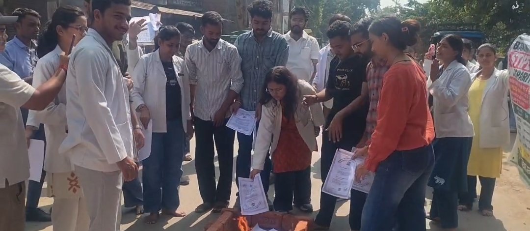 Rewa Medical College Interns Protest: रीवा में इंटर्न चिकित्सकों का अनोखा और उग्र प्रदर्शन, स्टाइपेंड बढ़ाने की मांग को लेकर कॉलेज गेट पर जलाईं डिग्रियां