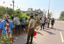 CG News: फरसगांव में सेवा संकल्प अभियान के तहत चला स्वच्छता अभियान, जनप्रतिनिधियों ने हाईवे पर किया श्रमदान