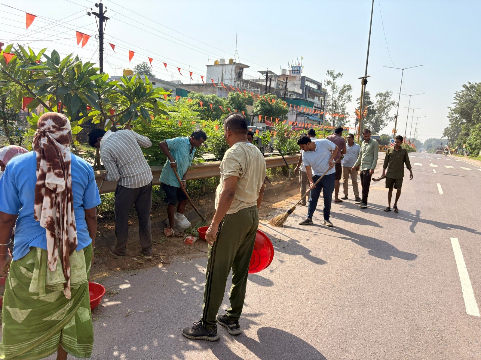 CG News: फरसगांव में सेवा संकल्प अभियान के तहत चला स्वच्छता अभियान, जनप्रतिनिधियों ने हाईवे पर किया श्रमदान