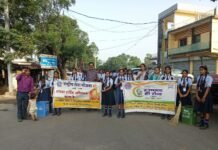 CG News: रायकेरा में स्वच्छता रैली, ग्रामीणों को दिलाई स्वच्छता की शपथ; गीले-सूखे कचरे के सही प्रबंधन का दिया संदेश
