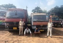 Raigarh Scrap Crime News: अवैध कबाड़ परिवहन पर रायगढ़ पुलिस की बड़ी कार्रवाई,, ग्राम देलारी में घेराबंदी कर पकड़े गए दो ट्रक कबाड़