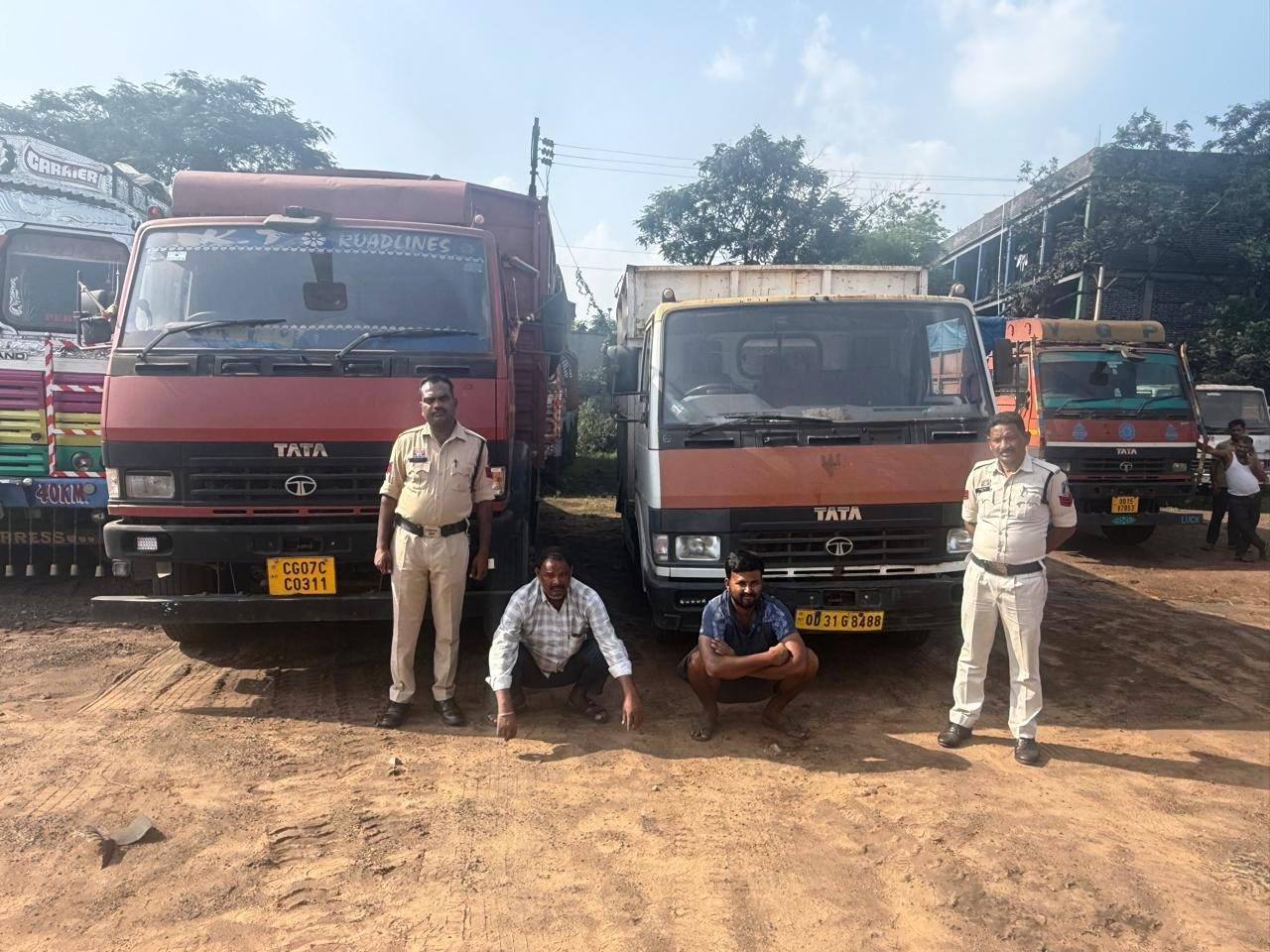 Raigarh Scrap Crime News: अवैध कबाड़ परिवहन पर रायगढ़ पुलिस की बड़ी कार्रवाई,, ग्राम देलारी में घेराबंदी कर पकड़े गए दो ट्रक कबाड़
