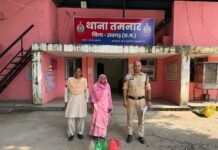 Tamnar Police Crime News: घर की बाड़ी में छिपाकर रखी गई थी महुआ शराब, पुलिस ने घेराबंदी कर दबोची आरोपिया