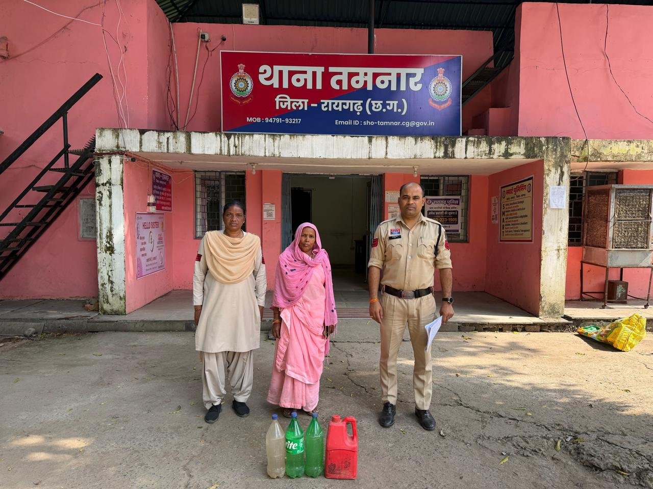 Tamnar Police Crime News: घर की बाड़ी में छिपाकर रखी गई थी महुआ शराब, पुलिस ने घेराबंदी कर दबोची आरोपिया