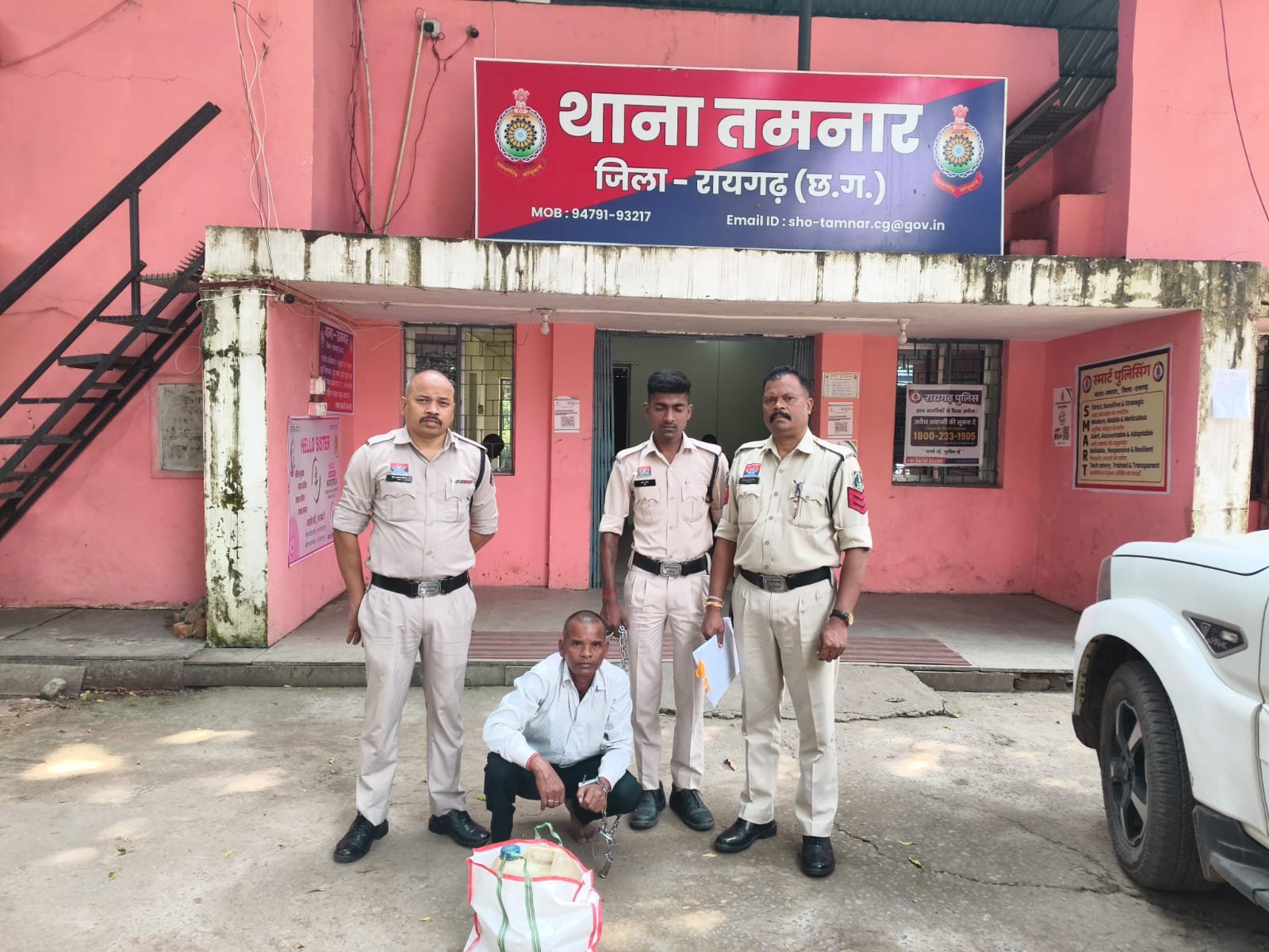 Tamnar Police Action: मिलुपारा, कोड़केल और डोगामौहा क्षेत्र में पुलिस गश्त के दौरान मुखबिर की सूचना पर धरदपकड़, आरोपी के कब्जे से जरिकेन बरामद