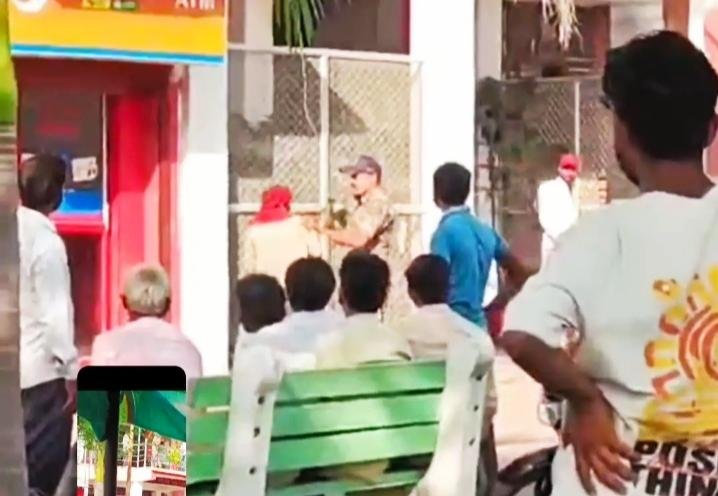 Tikamgarh Court Incident: पिता के हत्यारोपियों को डिफॉल्ट बेल मिलने से नाराज बेटे ने टीकमगढ़ न्यायालय परिसर में की फांसी लगाने की कोशिश